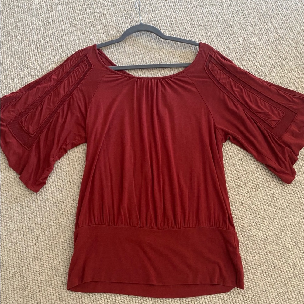 Rust colored knit top w bell sleeve cute detail